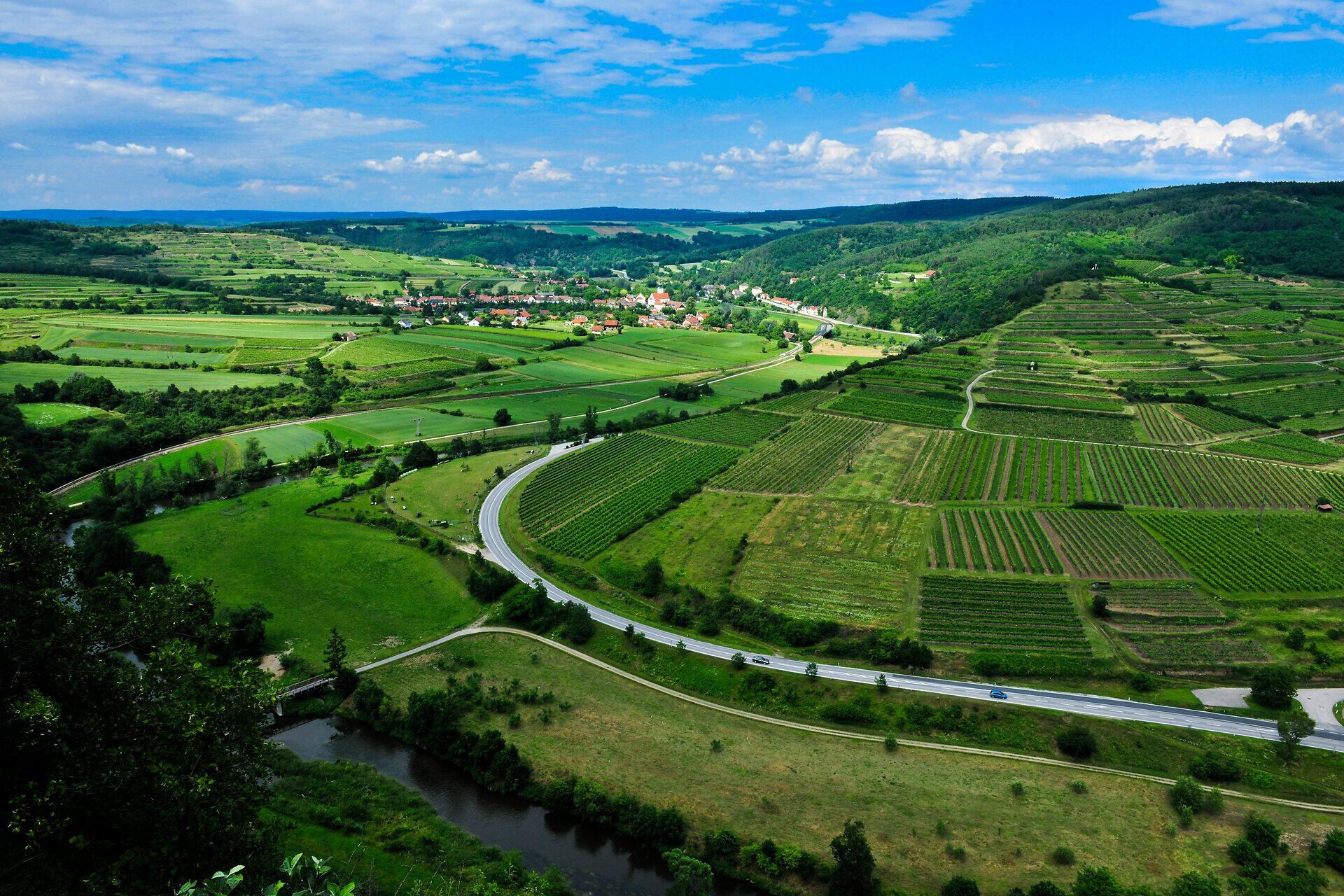 Die sanften Hügel des Naturparks Kamptal-Schönberg laden zu unvergesslichen Erlebnissen ein. Saftige Wiesen und Weinreben erstrecken sich bis zum Horizont, während die Sonne die Landschaft in warmes Licht taucht. Hier findet jeder Besucher Ruhe und Inspiration in der atemberaubenden Natur.
